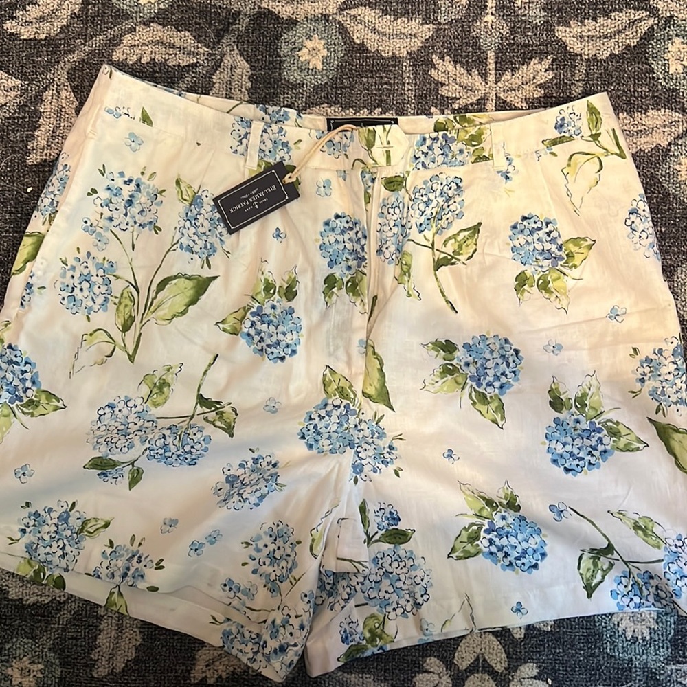 Kiel James Patrick hydrangea shorts. NWT.